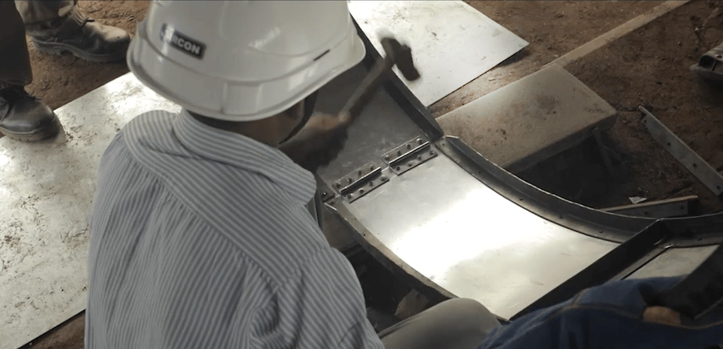 Ouvrier travaillant sur un biodigesteur