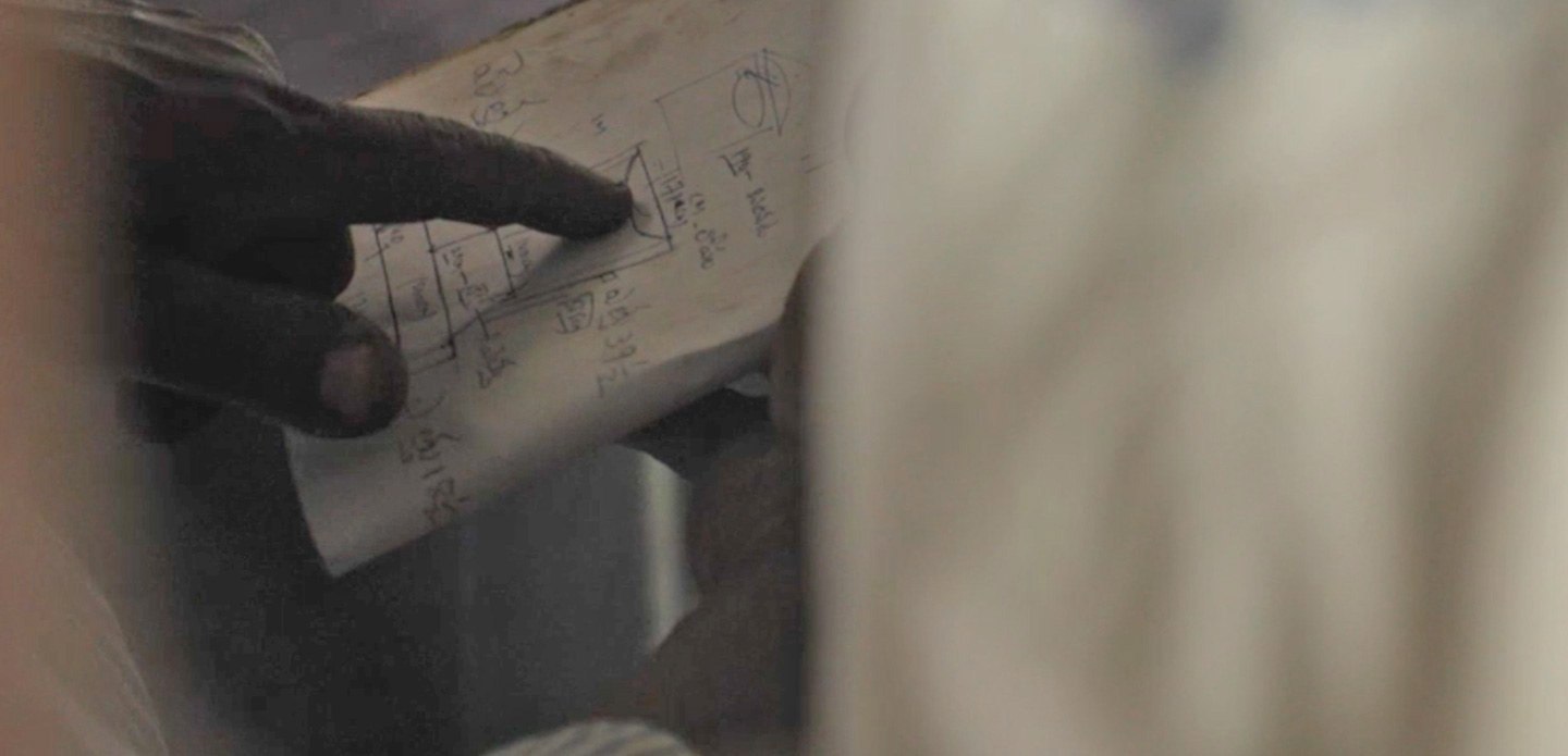 Main désignant le plan d'un biodigesteur