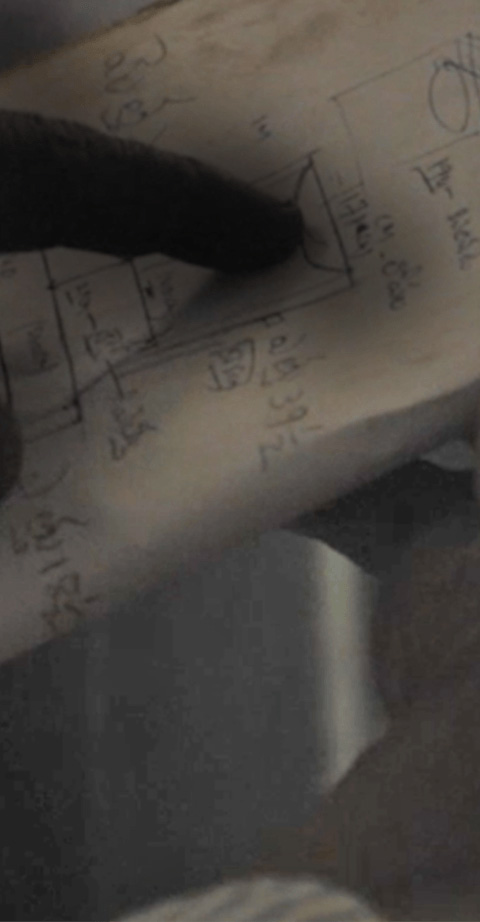 Main désignant le plan d'un biodigesteur