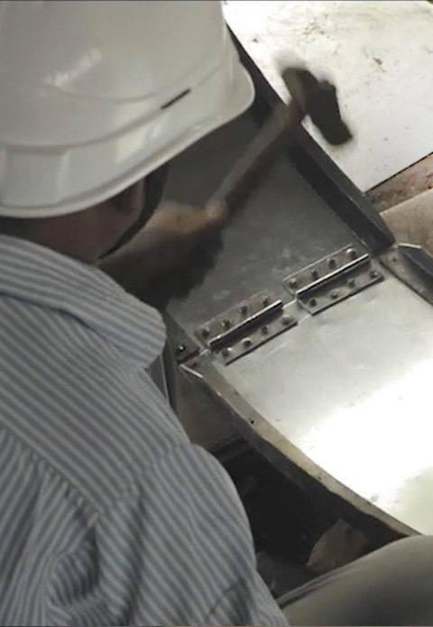 Ouvrier travaillant sur un biodigesteur