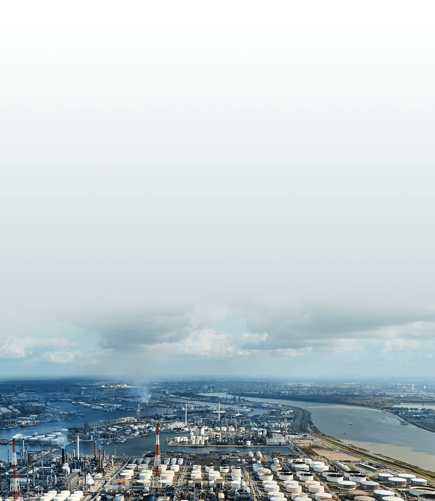 vue aérienne de la plateforme intégrée de raffinage et pétrochimie de Total