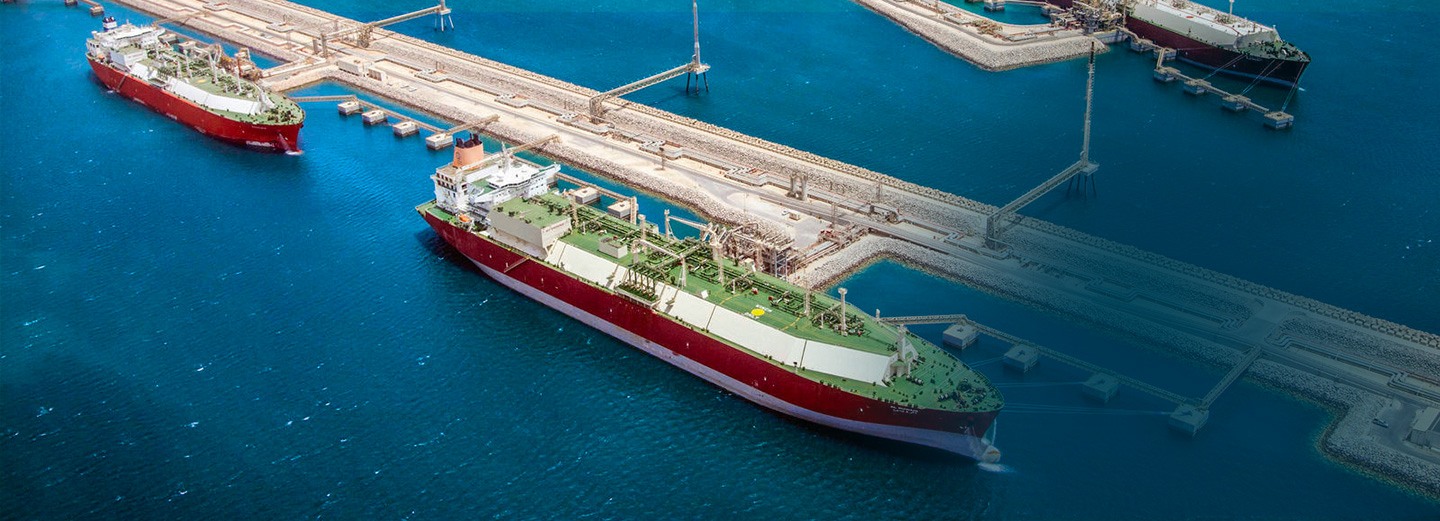 Chargement de gaz naturel liquéfié QGas dans le méthanier ' Al Gattara '