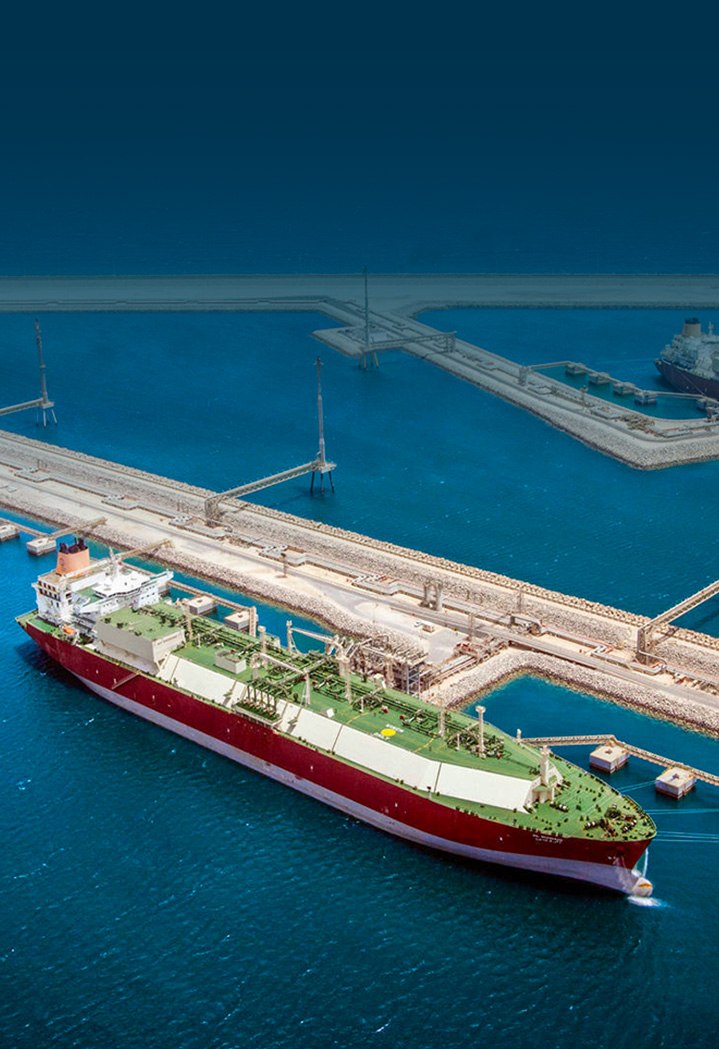 Chargement de gaz naturel liquéfié QGas dans le méthanier ' Al Gattara '